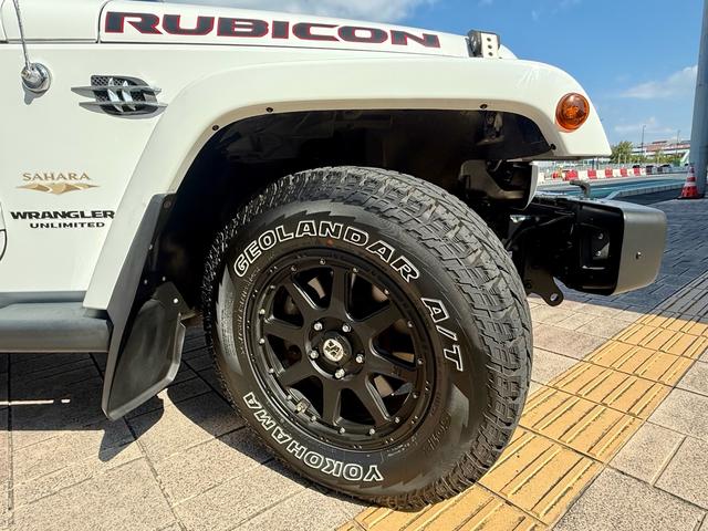 力強いオフロードタイヤと１７インチアルミホイールを装着！Ｊｅｅｐらしいワイルドな足元を演出しています。