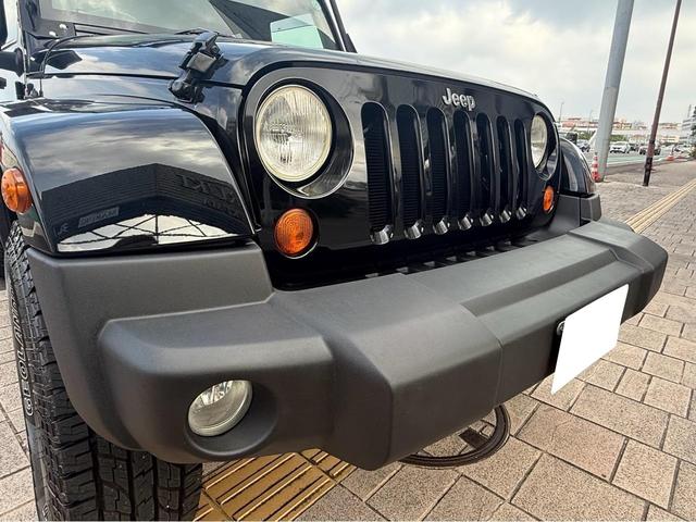 力強い印象を与えるフロントバンパーはＪｅｅｐらしいワイルドなデザインで、存在感と走破性を両立しています。