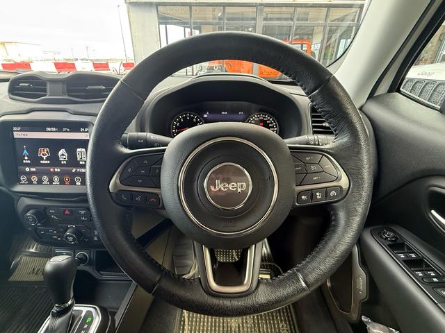 ジープ・レネゲード リミテッド レザーシート/シートヒーター/クルーズコントロール/盗難防止システム/バックカメラ/純正ナビ付/ETC付/TV付/キーレスエントリー/スマートキー/コーナーセンサー/USB入力端子/Bluetooth(40枚目)