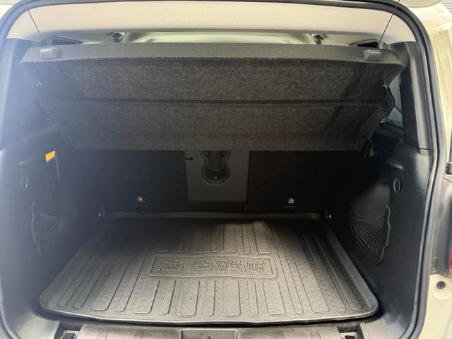 リアシートを倒すことでバリエーション豊かにお使いいただけます。