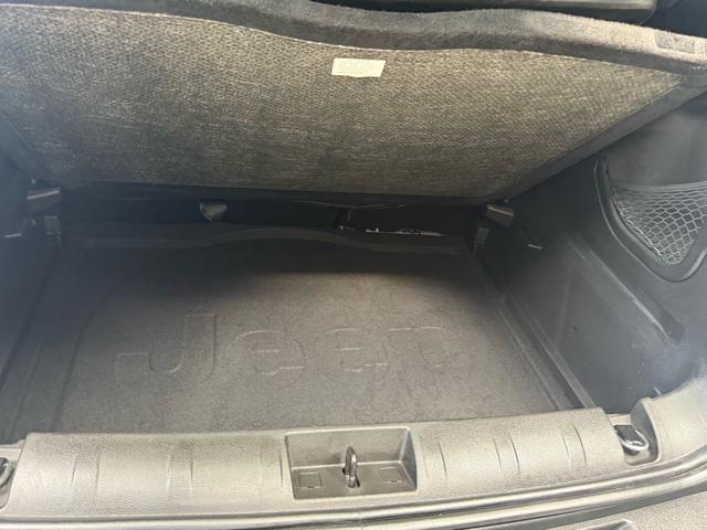 ラゲッジスペース下の収納も広く使用できますので使い勝手が良いお車です。