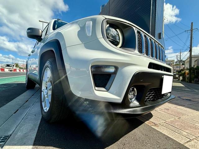 コーナーセンサーが装備されておりますので、コーナー部分に取り付けられたセンサーで障害物との距離を感知し安心です。