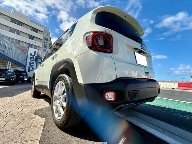 左下からのリアデザインです。ＳＵＶにこだわり続け、伝統あるＪｅｅｐをせひご体験下さい。