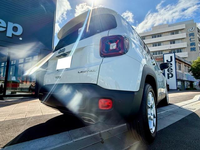 からのリアデザインです。特徴的なスクエア型のデザインで角張っており運転もしやすいお車です。