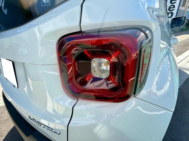 テールランプも特徴的なデザインです。デザインが角張っており運転しやすいお車です。