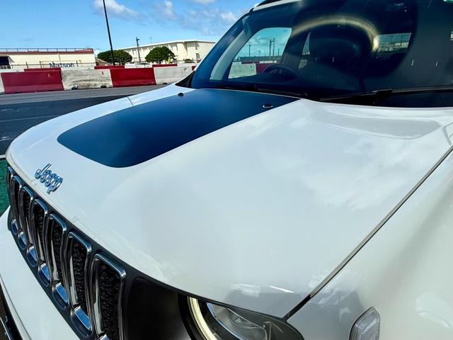 ボンネットは強いデザインのボンネットフードがＪｅｅｐらしさを際立たせています。フロントからの迫力ある印象が魅力です。