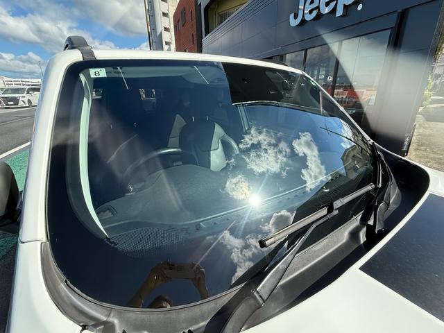 フロントガラスはクリアで視界も良好。目立つ傷もなく安心してお乗りいただけます。