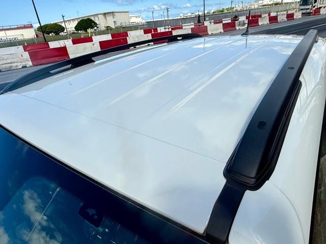 ルーフレール装備により、キャリアやルーフボックスの装着が可能で、アウトドアやキャンプにもぴったりの１台です。