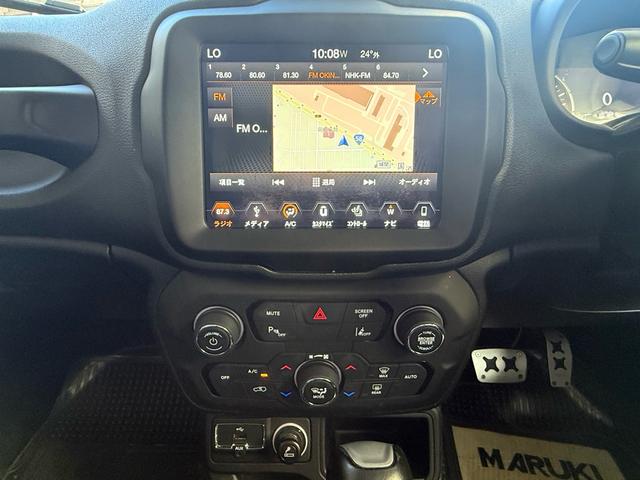 インパネスイッチ類は手の届きやすい場所で簡単操作ができる空調付き！オールシーズンお好みの温度調整が可能です。