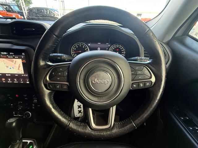 本革巻きＪｅｅｐロゴ入りステアリングです。高級感溢れるレザーを使用しております。