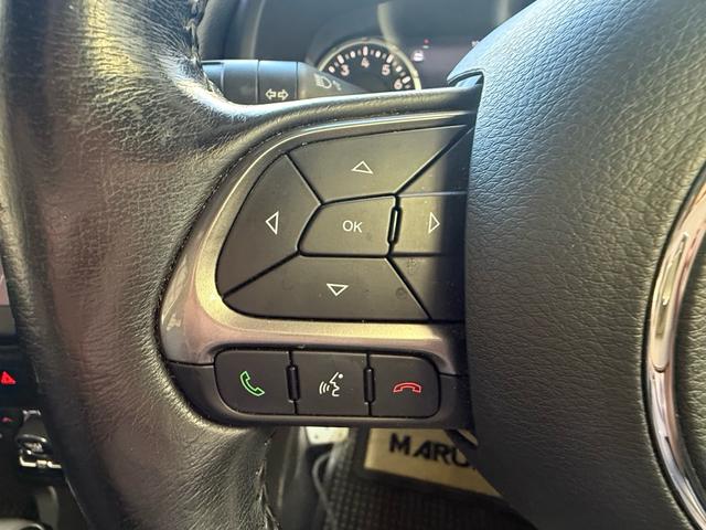 メーターのマルチビューディスプレイの操作等をステアリングで簡単に行えます。