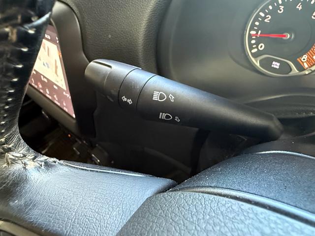 ターンシグナルスイッチです。手元で旋回の方向に合わせてターンシグナルランプを点灯させます。