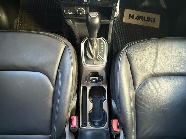 シフトレバー周りになります。レバーの操作性も良好です。