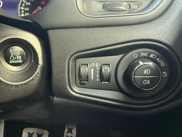 エンジン始動・停止はボタンを押すだけ！運転席まわりのライト操作スイッチは視認性と操作性を両立したデザインで手元でスムーズに行えます。