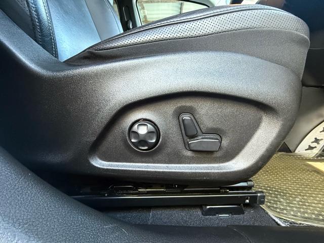 パワーシートですので前後位置・高低・傾きを無段階で調整でき細かい調整もスイッチ一つで操作できます。