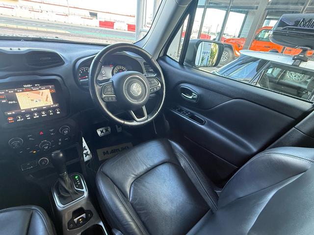 レザーシート／ＬＥＤヘッドライト／シートヒーター／走行距離４５２００ｋｍ／アダプティブクルーズクルーズコントロール／盗難防止システム／バックカメラ／地デジナビ／ＵＳＢ入力端子／Ｂｌｕｅｔｏｏｔｈ付き