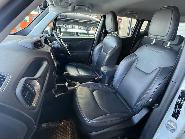 助手席側です。足元も広く長距離移動のドライブも快適にお過ごしいただけます。