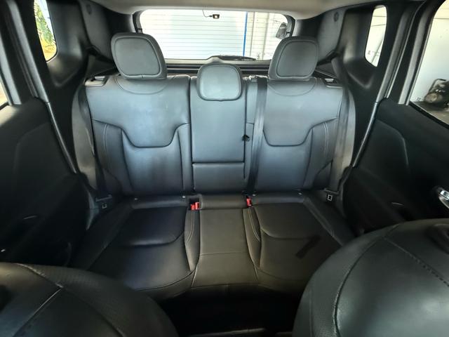 リアシートも広くゆったりと座れ、シートを倒すことでバリエーション豊かにお乗りいただけます。