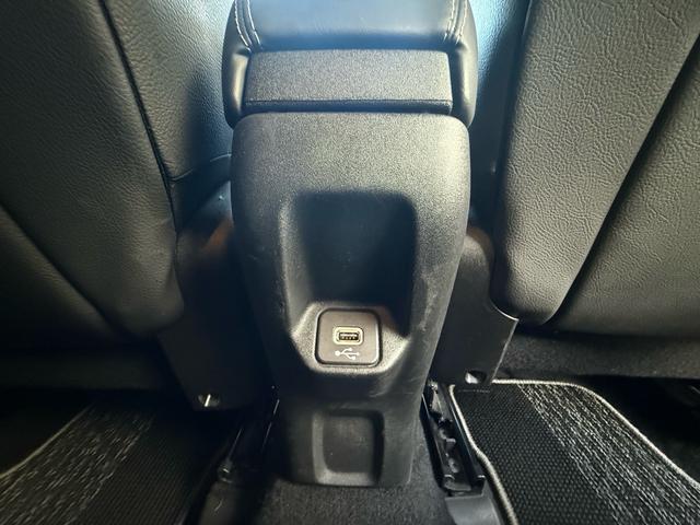 後部座席側にもＵＳＢ入力端子を装備しており、スマートフォン充電や音楽再生もスムーズで、快適なドライブをサポートします。