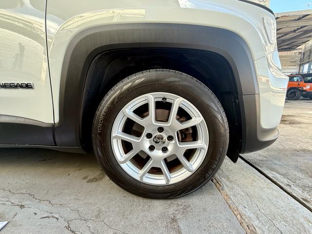 Ｊｅｅｐらしい力強い足元のデザイン！乗り心地と安定感を両立した、バランスの良い全体的にきれいな足回りです。