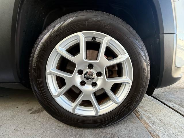 純正１７インチアルミホイールです。足元から上質さを引き立てる仕様となっております。