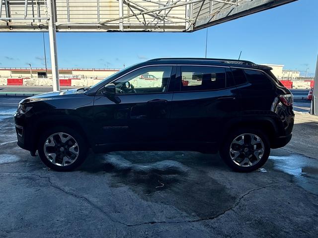 コンパスならではの重厚感あるリアデザイン！力強いラインと立体的なテールランプが印象的な後ろ姿です。