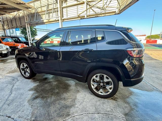 力強い走りとスタイリッシュなデザインが魅力のコンパクトＳＵＶ。使い勝手の良いサイズ感で女性ドライバーにも人気のお車です。