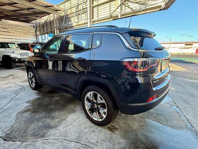 ７スロットグリルはもちろん、ボクシーなフォルムや丸目ライトなどＪｅｅｐの伝統的なデザインを受け継いだ圧倒的な存在感。