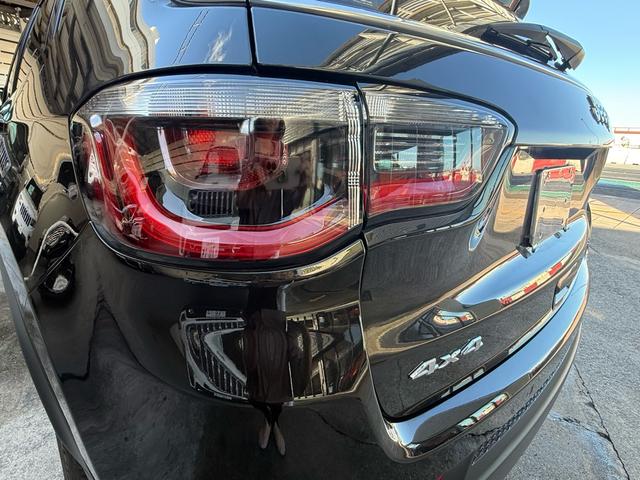 レーンアシスト機能を装備！車線をはみ出すと警報をしてくれるシステムですので安心してお乗りいただけます。