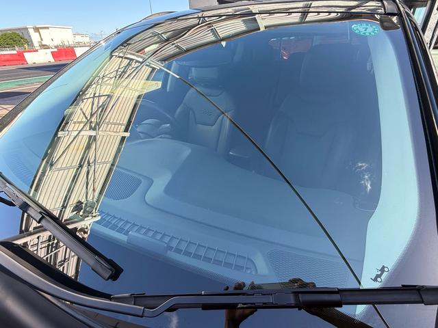 フロントガラスはクリアで視界も良好。目立つ傷もなく安心してお乗りいただけます。