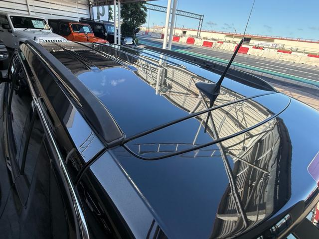 ルーフレール装備により、キャリアやルーフボックスの装着が可能で、アウトドアやキャンプにもぴったりの１台です。