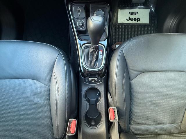 シフトレバー周りになります。レバーの操作性も良好です。