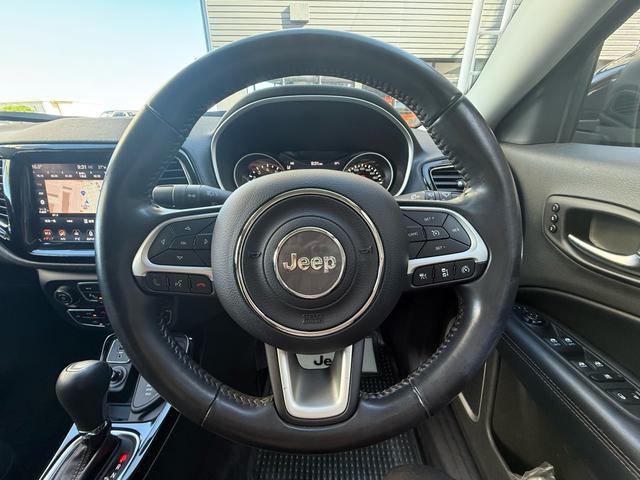 本革巻きＪｅｅｐロゴ入りステアリングです。高級感溢れるレザーを使用しております。