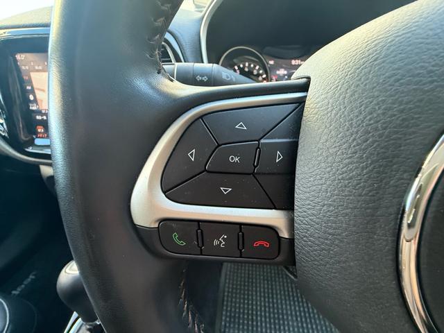 メーターのマルチビューディスプレイの操作等をステアリングで簡単に行えます。