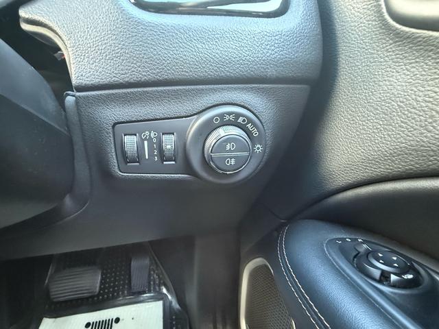 運転席まわりのライト操作スイッチは視認性と操作性を両立したデザインで手元でスムーズに行えます。