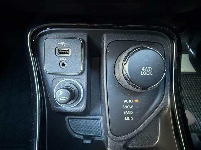 ＵＳＢ入力端子を装備しており、スマートフォン充電や音楽再生もスムーズで、快適なドライブをサポートします。