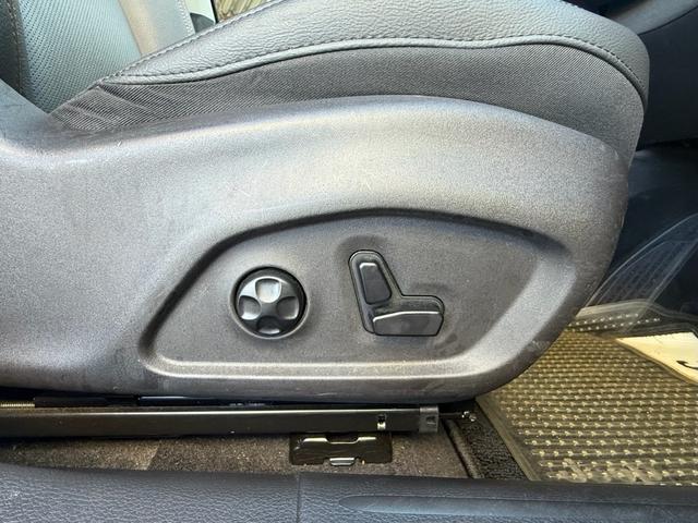 パワーシートですので前後位置・高低・傾きを無段階で調整でき細かい調整もスイッチ一つで操作できます。