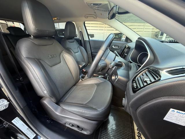 運転席の広さも十分ございます！走行中の操作もスムーズで、長距離ドライブも快適です。