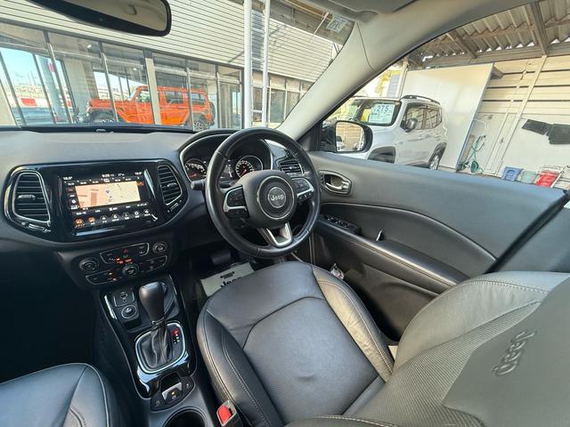 レザーシート／アダプティブクルーズコントロール／盗難防止システム／衝突被害軽減ブレーキ／ブラインドスポットモニター／バックカメラ／レーンキープアシスト／走行距離３２０００ｋｍ／メーカーナビ付／ＥＴＣ付