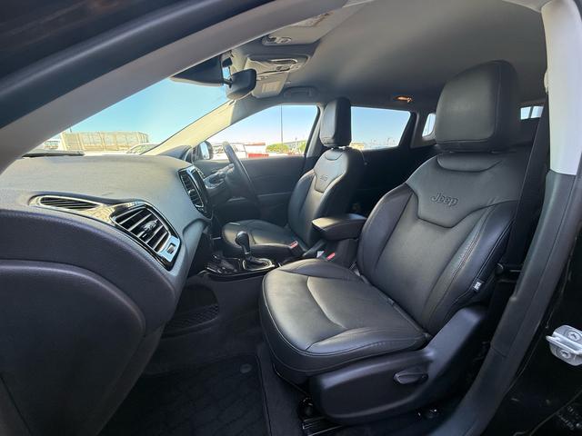 助手席側です。足元も広く長距離移動のドライブも快適にお過ごしいただけます。