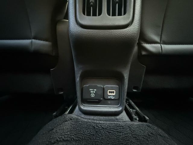 後部座席側にもＵＳＢ入力端子を装備しており、スマートフォン充電や音楽再生もスムーズで、快適なドライブをサポートします。