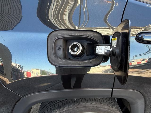 フューエルリッドは後方右側になります。Ｊｅｅｐらしい無骨なデザインのガソリン口を採用。