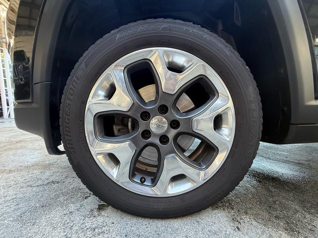 Ｊｅｅｐらしい力強い足元のデザイン！乗り心地と安定感を両立した、バランスの良い全体的にきれいな足回りです。