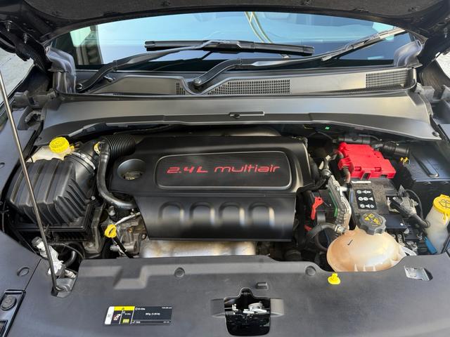 エンジンルームです！車検・点検整備・事故後の修理などは専門のメカニックスタッフがしっかりと対応いたします。安心してアフターサービスはおまかせ下さい！