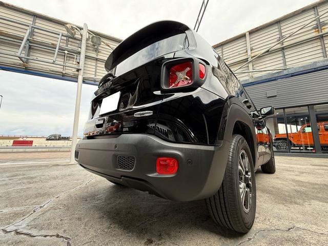 ジープ・レネゲード ロンジチュード　ＬＥＤヘッドランプ／クルーズコントロール／盗難防止システム／バックカメラ／純正Ｕコネクトディスプレイオーディオ／キーレスエントリー／ＥＴＣ付／ＵＳＢ入力端子／Ｂｌｕｅｔｏｏｔｈ／走行距離４３２００ｋｍ（29枚目）