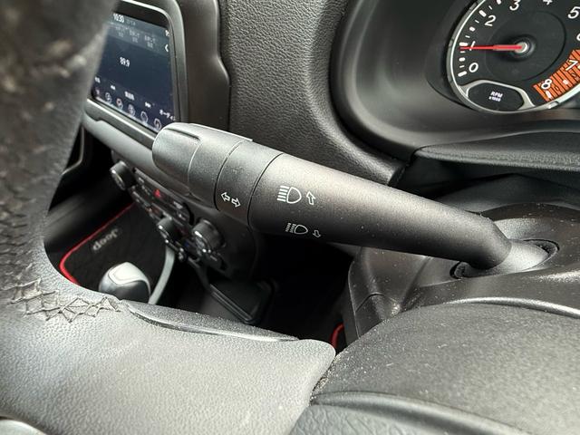 ジープ・レネゲード ロンジチュード　ＬＥＤヘッドランプ／クルーズコントロール／盗難防止システム／バックカメラ／純正Ｕコネクトディスプレイオーディオ／キーレスエントリー／ＥＴＣ付／ＵＳＢ入力端子／Ｂｌｕｅｔｏｏｔｈ／走行距離４３２００ｋｍ（43枚目）