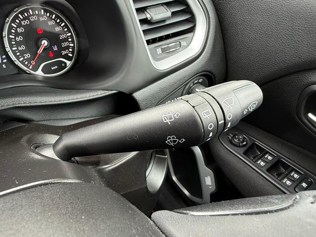 ジープ・レネゲード ロンジチュード　ＬＥＤヘッドランプ／クルーズコントロール／盗難防止システム／バックカメラ／純正Ｕコネクトディスプレイオーディオ／キーレスエントリー／ＥＴＣ付／ＵＳＢ入力端子／Ｂｌｕｅｔｏｏｔｈ／走行距離４３２００ｋｍ（44枚目）