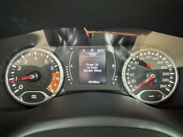 ジープ・レネゲード ロンジチュード　ＬＥＤヘッドランプ／クルーズコントロール／盗難防止システム／バックカメラ／純正Ｕコネクトディスプレイオーディオ／キーレスエントリー／ＥＴＣ付／ＵＳＢ入力端子／Ｂｌｕｅｔｏｏｔｈ／走行距離４３２００ｋｍ（45枚目）