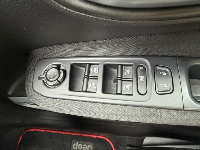 ジープ・レネゲード ロンジチュード　ＬＥＤヘッドランプ／クルーズコントロール／盗難防止システム／バックカメラ／純正Ｕコネクトディスプレイオーディオ／キーレスエントリー／ＥＴＣ付／ＵＳＢ入力端子／Ｂｌｕｅｔｏｏｔｈ／走行距離４３２００ｋｍ（51枚目）