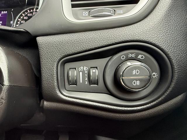 ジープ・レネゲード ロンジチュード　ＬＥＤヘッドランプ／クルーズコントロール／盗難防止システム／バックカメラ／純正Ｕコネクトディスプレイオーディオ／キーレスエントリー／ＥＴＣ付／ＵＳＢ入力端子／Ｂｌｕｅｔｏｏｔｈ／走行距離４３２００ｋｍ（52枚目）